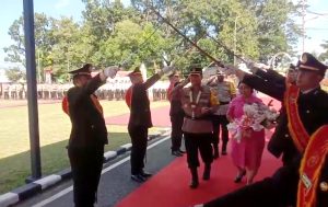 Disambut Pedang Pora, AKBP Dr Bernhard L Malau SIK MH Jabat Kapolres Labuhanbatu
