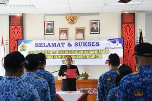 Wabup Samosir Lantik Adminstrator dan Pengawas