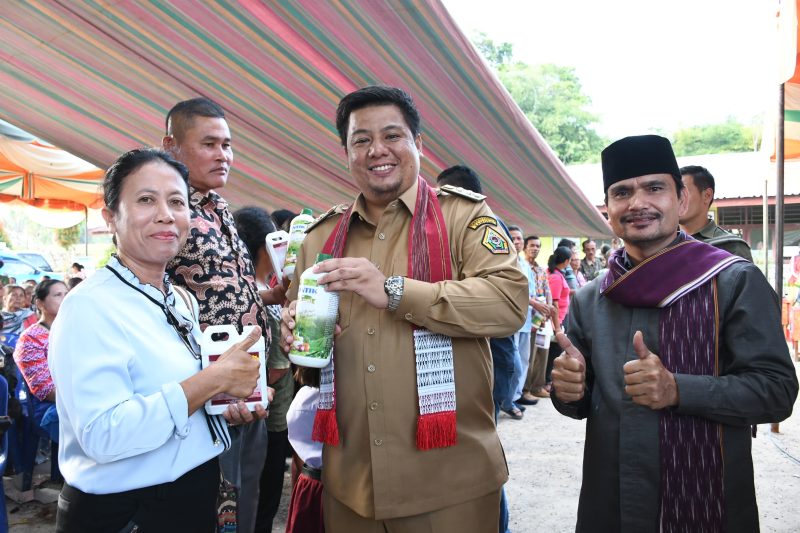 Bupati Vandiko Himbau Masyarakat Samosir Gunakan Pupuk Organik