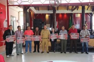 Bupati Taput Serahkan Bantuan Dana Hibah dan Bantuan Sosial