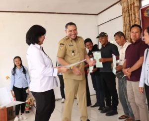 Bupati Pakpak Bharat Serahkan Sertifikat Tanah ke Masyarakat