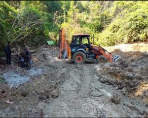 BPBD Pakpak Bharat Bersihkan Sisa Longsor Jalan Lagan Pagindar Dengan Alat Berat