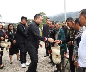 Bupati Berikan Bantuan 1 Ekor Kerbau Dalam Ritual Adat Pakpak Bharat “Menanda Tahun”