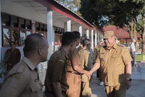 Bupati Eddy Berutu Berbagi Pengalaman dan Motivasi Bersama Siswa SMAN 1 Sidikalang