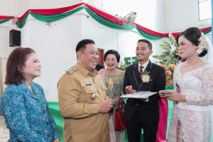Bupati Eddy Berutu Serahkan Adminduk Kepada Pengantin Baru