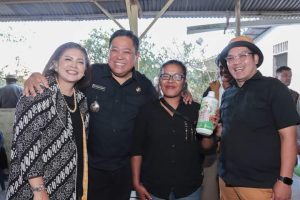Bupati Eddy Berutu Bagikan Pupuk Hayati Cair Kepada Masyarakat Parbuluan