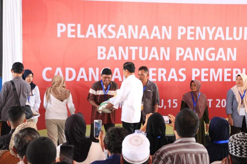 Kunjungi Bulog, Presiden Jokowi Salurkan Bantuan Beras Kepada Ratusan Masyarakat Penerima Manfaat