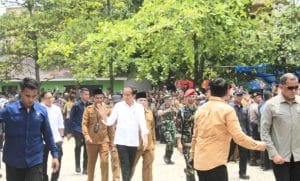 Didampingi Pimpinan Daerah, Kedatangan Jokowi Disambut Ribuan Antusias Masyarakat di Pasar Gelugur