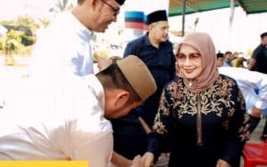 Plt Bupati Hj. Ellya Rosa Siregar Melayat Kerumah Duka Alm H. Zainal Harahap