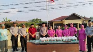 Jelang Buka Puasa, Polsek Bilah Hilir Bagi Takzil Kepada Masyarakat