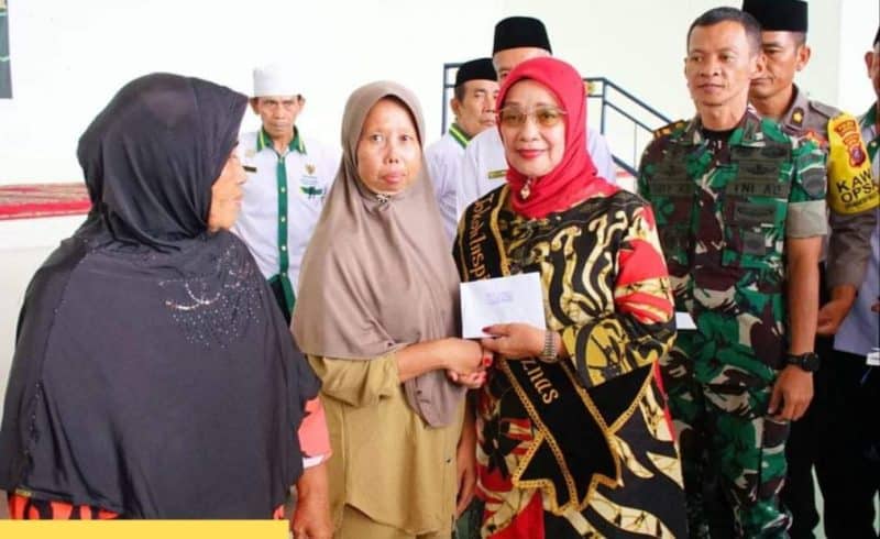 Ribuan Warga Rantau Utara, Terima Zakat Dari Plt Bupati Labuhanbatu