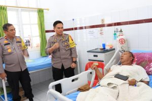 Peduli Kapada Anggota, Kapolres Labuhanbatu Jenguk Personel Sakit
