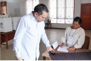 Bupati Pakpak Bharat dan Istri Berikan Hak Pilih Pemilu 2024