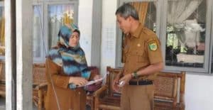 Kadis Dukcapil Pakpak Bharat Bagikan E-KTP ke Sekolah