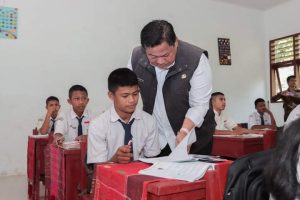 Kunker ke SMPN 2 Sinehi, Bupati Eddy Berutu Ajak Siswa Stop Bulying