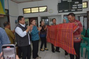 Warga Sinehi Berikan Cenderamata Kepada Bupati Dairi