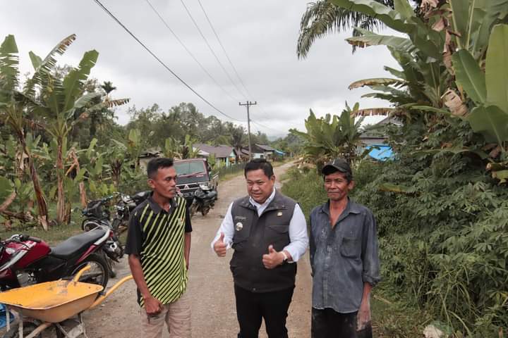 Bupati Eddy Berutu Tinjau Jalan Pardamean – Sopobutar