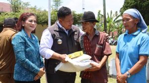 Bupati Eddy Berutu Serahkan Sembako untuk Lansia dan Penyandang Disabilitas