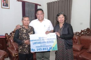 Santunan Kepada Keluarga Almarhum Lamtambahna Berutu Diserahkan