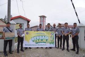 Jajaran Rutan Humbahas Berbagi Takjil Gratis