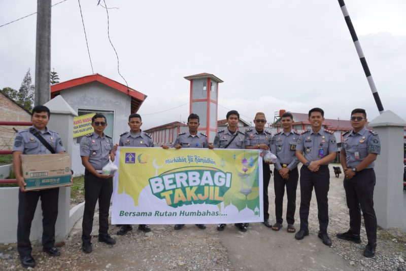 Jajaran Rutan Humbahas Berbagi Takjil Gratis