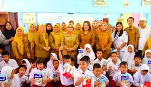 Plt Bupati Labuhanbatu Berikan Bantuan Makanan Tambahan Bagi Balita Dan Anak Sekolah