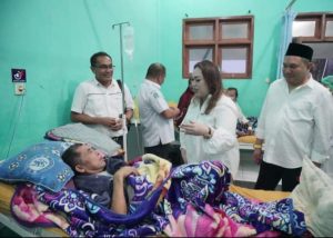 Bupati Pakpak Bharat Bagikan Parcel Ramadhan Kepada Pasien RSUD Salak