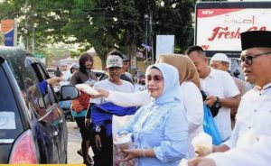 Plt Bupati Besama OPD Labuhanbatu Bagi Takjil Kepada Warga Pengguna Jalan