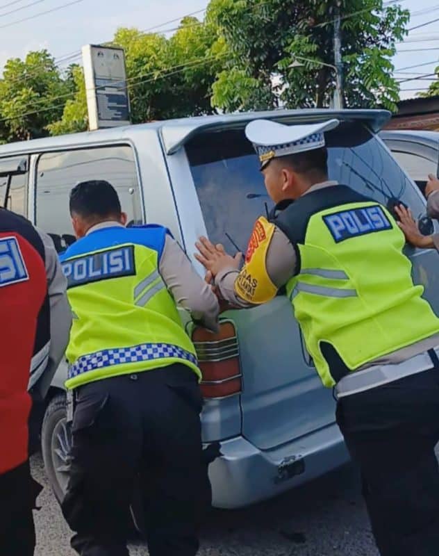 Aksi Heroik Kasat Lantas Labuhanbatu Dorong Mobil Pemudik Mogok