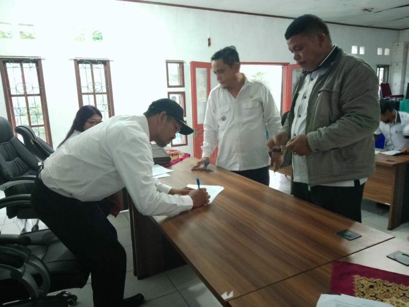 Bupati Dairi Mediasi Kades dengan Aparatnya