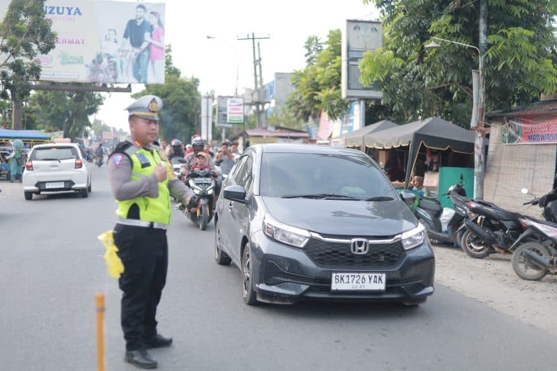 Urai Kemacetan Di Labura, Kasat Lantas Polres Labuhanbatu Atur Arus Balik Lebaran