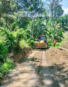 BPBD Kabupaten Pakpak Bharat Bersihkan Material Longsong