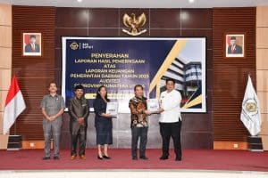 BPK RI Provsu Berikan Penghargaan LK Pemkab Samosir