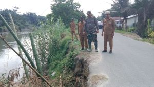 Muspika Bandar Khalifah Tinjau Jalan Provinsi Yang Longsor Akibat Terkikis Aliran Sungai