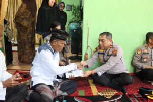 Didampingi PJU, Wakapolres Labuhanbatu Melayat Kerumah Aiptu AM Sitorus