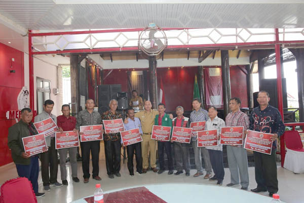 Bupati Serahkan Bantuan Dana Hibah Daerah Tapanuli Utara