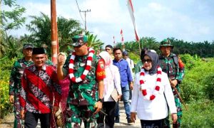 Plt Bupati Bersama Dandim 0209/LB Dampingi Danrem 022/PT Menutup TMMD ke-120