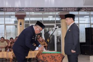 Lantik Jonny Hutasoit Jadi Penjabat Sekda Dairi, Surung Charles : Harus Responsif dan Inovatif!