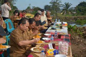 Pj Bupati Dairi Dengan Masyarakat Desa Belang Malum Gelar Sarapan Bersama