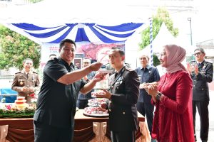 Bupati Vandiko Hadiri Upacara Peringatan HUT Bhayangkara Ke-78 di Polres Samosir