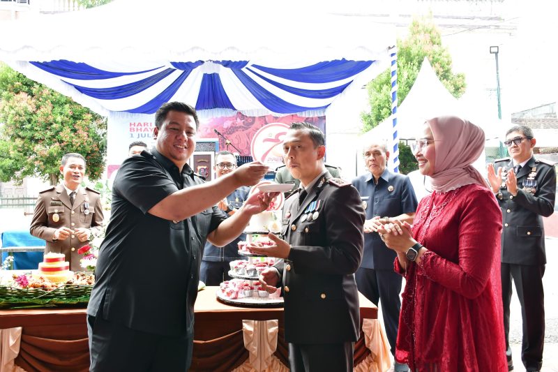 Bupati Vandiko Hadiri Upacara Peringatan HUT Bhayangkara Ke-78 di Polres Samosir