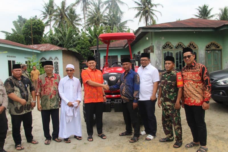 Usai Tunaikan Salat Jumat, Wabup Adlin Tambunan Berikan Bantuan Traktor