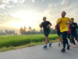 Jogging di Tengah Sawah: Wabup Adlin Tambunan Ajak Warga Jaga Infrastruktur dan Sehatkan Tubuh