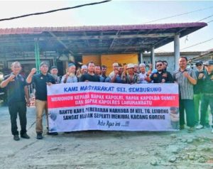 Protes Maraknya Peredaran Narkoba, Masyarakat Tanjung Leidong Gelar Aksi Bentang Spanduk