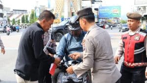 Sambut Kemerdekaan Ke-79, Polres Labuhanbatu Bagikan 300 Bendera Merah Putih ke Pengendara