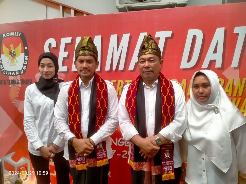 Diarak Dengan Kesenian Tradisional dan Relawan, Pasangan IDAMAN Cawalkot dan Cawawalkot Tebing Tinggi Resmi Mendaftar ke KPU