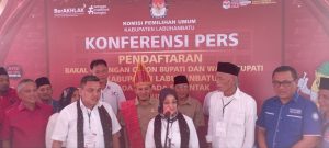Diiringi Ribuan Pendukung, Pasangan Hero Daftar ke KPU Labuhanbatu