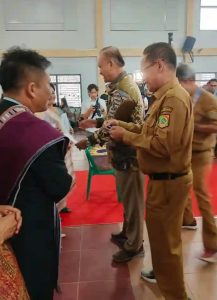 Wakil Bupati Pakpak Bharat Serahkan Akta Kawin kepada Pasangan Pengantin Baru