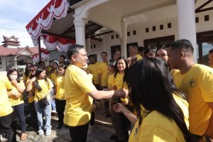 Bupati Franc Bernhard Tumanggor Lepas Tim Paduan Suara Pakpak Bharat Choir ke Kota Balige