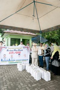 Basyaruddin Nasution – Erlis Afriyanti Bagikan Tiga Ribu Nasi Kotak Secara Gratis ke Masyarakat